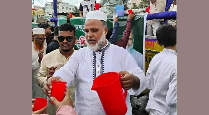 জশনে জুলুসে জামায়াত নেতার শরবত বিতরণ 